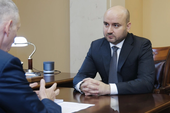 Федорищев рассказал, что ежедневно читает до 150 обращений, поступивших на его личный номер в мессенджере | Источник: Иван Макеев