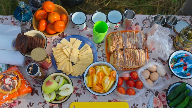 Летом, особенно в жару, продукты мгновенно становятся добычей для насекомых. | Источник: Игорь До / E1.RU