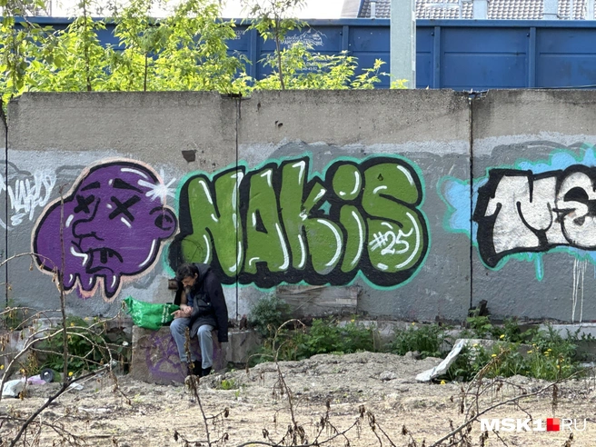 Еще один бездомный мужчина выбрал побыть в одиночестве | Источник: Андрей Кузнецов / MSK1.RU
