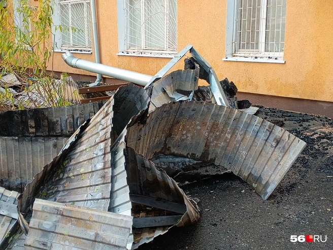 В этом подъезде, предварительно, был эпицентр пожара | Источник: Владислав Митрошин / 56.RU