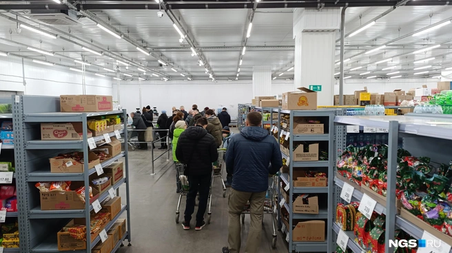 Очередь в томском мелкооптовом магазине  | Источник: Стас Соколов / NGS.RU