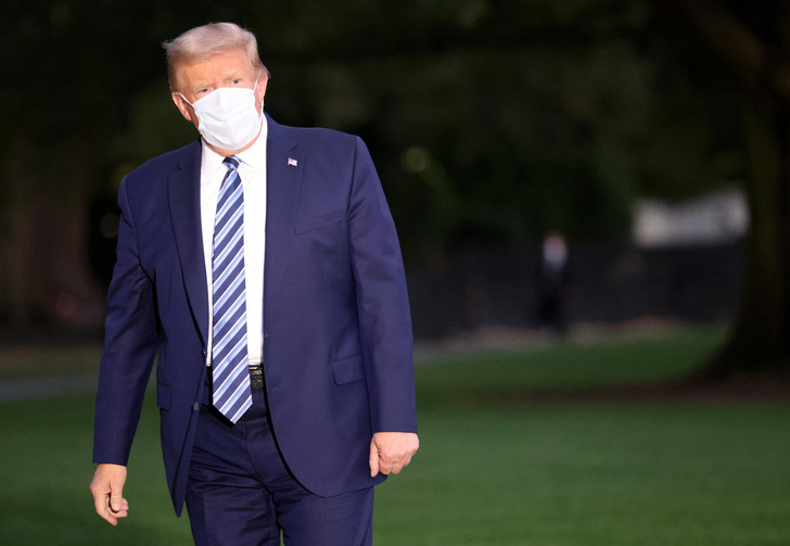 «Не надо бояться»: больной коронавирусом Трамп сорвал маску на входе в Белый дом