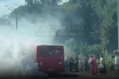 Задымление автобуса у моста Миллениум в Казани: видео