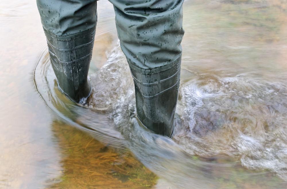 Поднятие воды. Резиновые сапоги в воде. Наводнение в болотных сапогах. Ботинки для воды. Ноги в болотных сапогах.