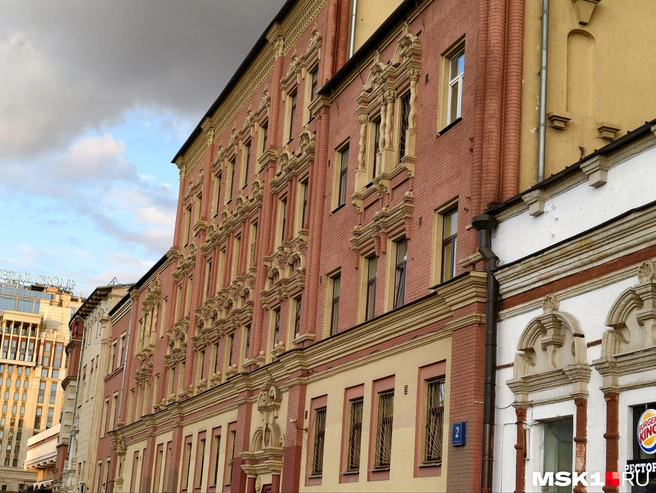 Центральный дом культуры железнодорожников Москвы из окна троллейбусного маршрута Т | Источник: Дмитрий Бондарев / MSK1.RU