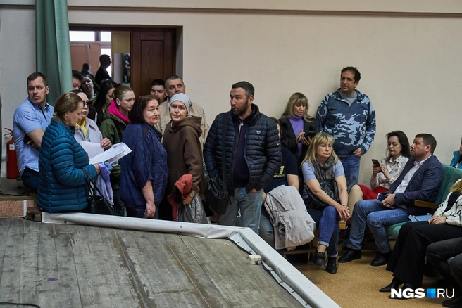 Горожане стояли вдоль стены, садились на сцену и задавали десятки вопросов, слушания начались в 11:00, закончились в 18:00 | Источник: Александр Ощепков / NGS.RU