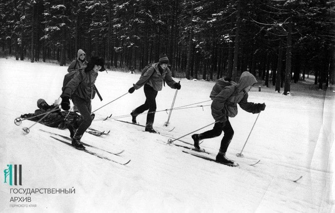 Лыжные секции были практически при всех школах. На фото — соревнования по лыжному туризму, 1983 год | Источник: Государственный архив Пермского края