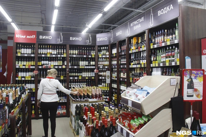 Алкогольные дискаунтеры привлекают покупателей в основном ценами | Источник: Стас Соколов/NGS.RU