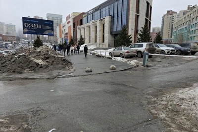 Полусферы отвадили водителей от тротуара у «Ауры»