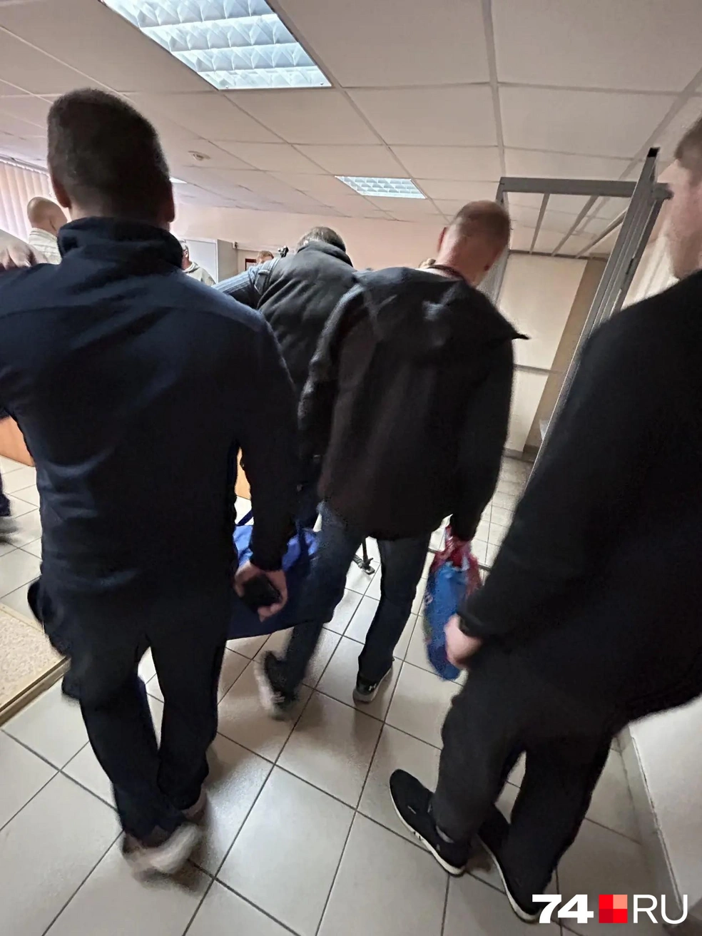 К реальному сроку Урычев, видимо, был готов&nbsp;— сразу пришел на заседание с вещами | Источник: Михаил Шилкин