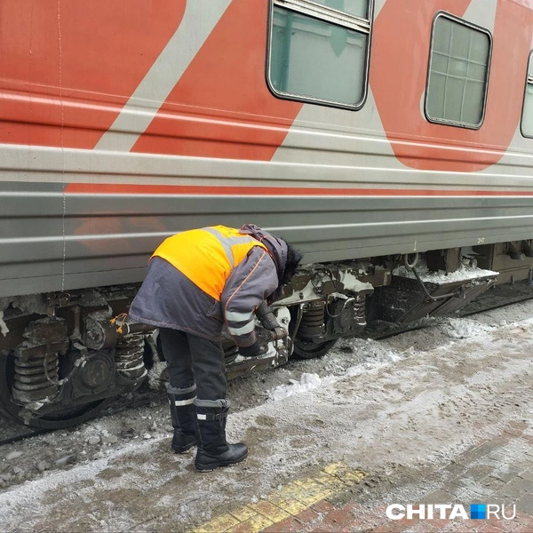 На остановках проводники и сотрудники станций чистят колесные пары от снега и наледи | Источник: Сергей Бумагин / CHITA.RU