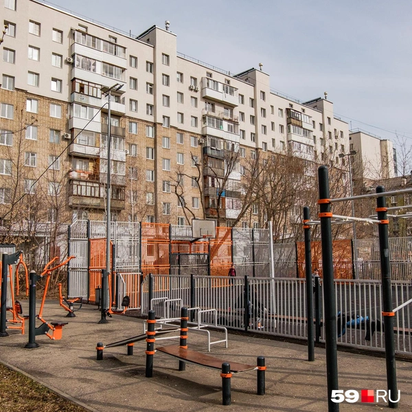 Есть даже площадка для воркаута | Источник: Тимофей Калмаков / 59.RU