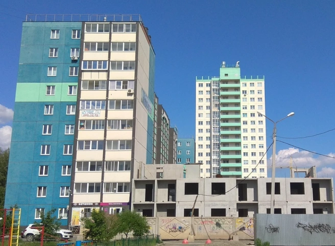 Мужчина приземлился между домом и пристроем | Источник: 2gis.ru