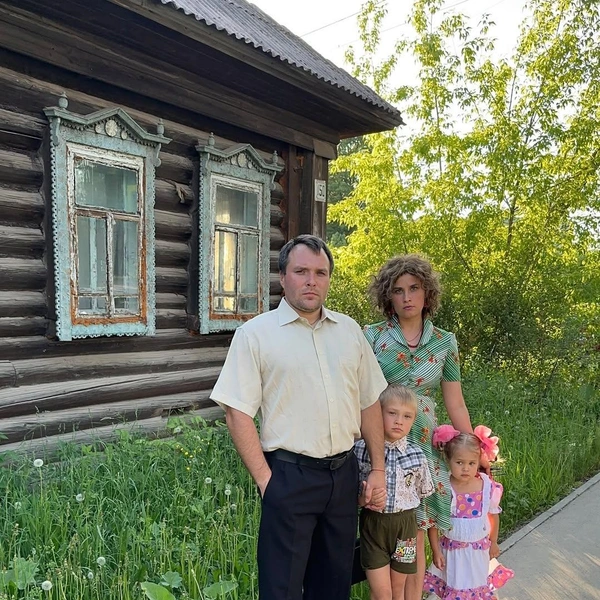 Твои мама и папа в 2002-м | Источник: nastena_tuneva / Instagram*