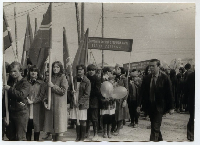Первомайская демонстрация. Лангепас. 1982 год | Источник: Отдел по делам архивов администрации города Лангепаса. Фотофонд / Архивная служба Югры 
