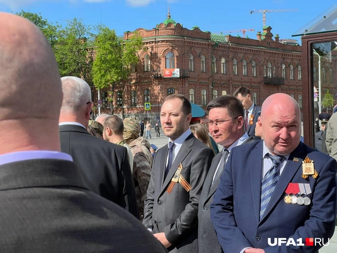 Министр — в центре, в сером костюме и с портретом ветерана | Источник: Андрей Бирюков / UFA1.RU