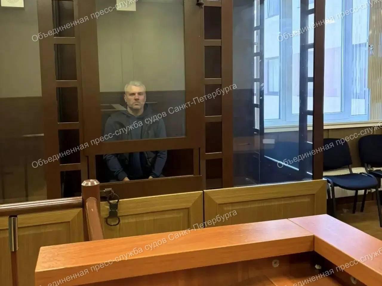 Суд Петербурга арестовал мужчину за нападение на девочку в лифте