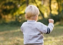 В аэропорту Шереметьево неадекват схватил чужого 2-летнего ребенка и ударил его об пол: малыш в коме