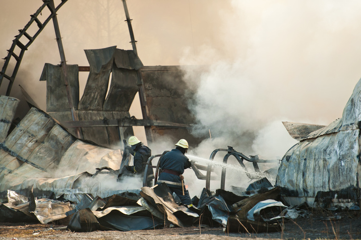Пилоты погибли, 200 кв метров объяты огнем: второе падение самолета на частный дом за месяц