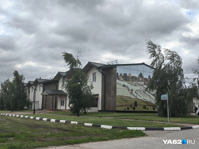 До приказа Минкульта здесь успели появиться новые добротные здания, например один из музейных комплексов | Источник: Кристина Мельникова / 62.RU
