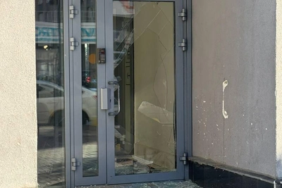 Пьяный дебошир разбил дверь в подъезде в Академическом