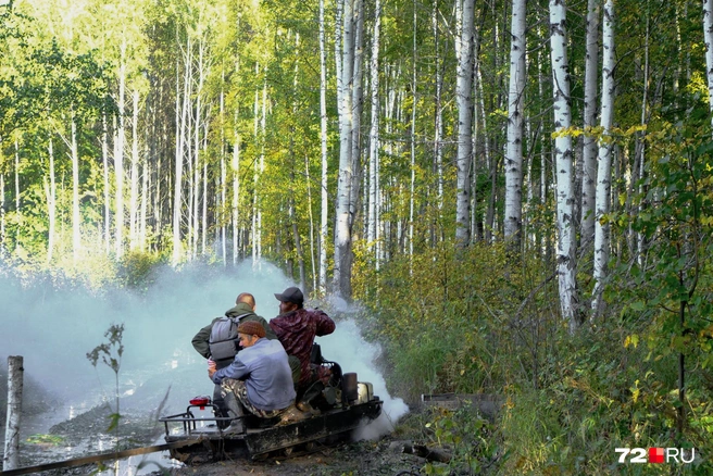 Вытягивать УАЗ пытались с помощью бурана. На это ушло порядка часа совместных усилий | Источник: Анастасия Малышкина / 72.RU