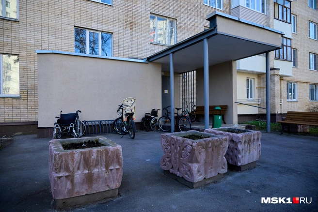 В Звездном городке почти возле каждого подъезда и дома установлены парковки для велосипедов. Зачастую их даже не закрепляют на замок | Источник: Дмитрий Толстошеев / MSK1.RU