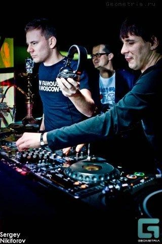Михаил выложил эту фотографию в 2009 году. Слева&nbsp;— DJ Smash, а справа&nbsp;— он | Источник: Личная страница Михаила Беляева / vk.com