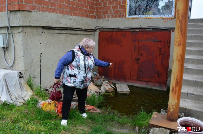 Анна Павловна живет в Синеглазово постоянно: другого жилья у семьи нет, дом затоплен | Источник: Артем Краснов