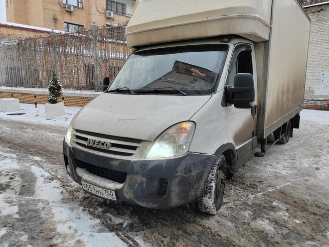 Грузовик выезжает из двора в Хамовниках | Источник: Михаил Мечев / MSK1.RU