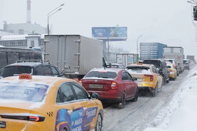 Снегопад и аварии вызвали хаос на дорогах Подмосковья