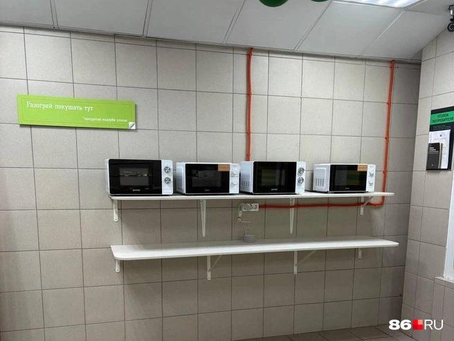 Микроволновки для разогрева приобретенной пищи  | Источник: Анастасия Сидорова / 86.RU