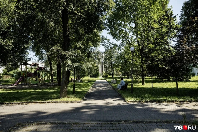 Сейчас здесь стоит детский городок и несколько лавочек. Сохранят ли детскую зону&nbsp;— неизвестно | Источник: Александр Куренной / 76.RU 