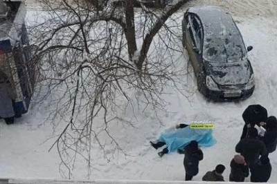 Мужчина умер на улице в Нижнем Тагиле, очевидцы вызвали скорую