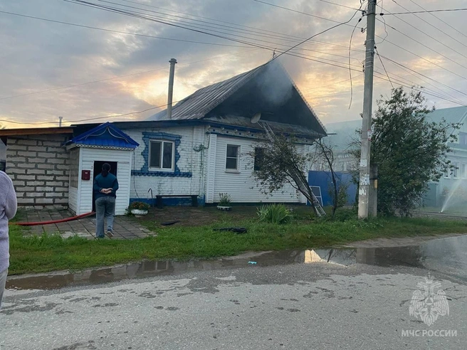 Огонь сильно повредил постройки и два автомобиля | Источник: МЧС Нижегородской области