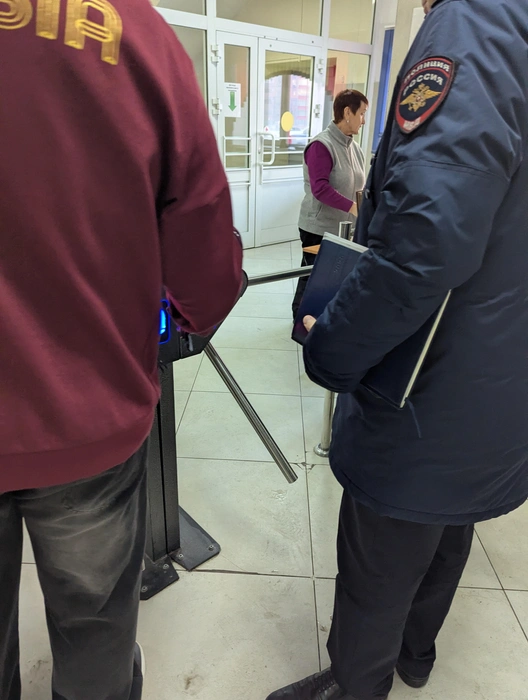 Турникеты в школе № 153 и бабушка-вахтерша вместо охранника в бронежилете | Источник: Мария Ленц / NGS24.RU