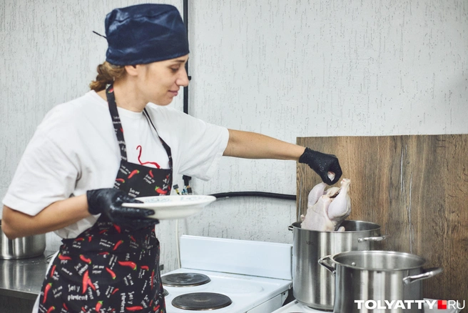 Елена Ермошина говорит, что нужно примерно 12 курочек на неделю | Источник: Роман Данилкин / 63.RU