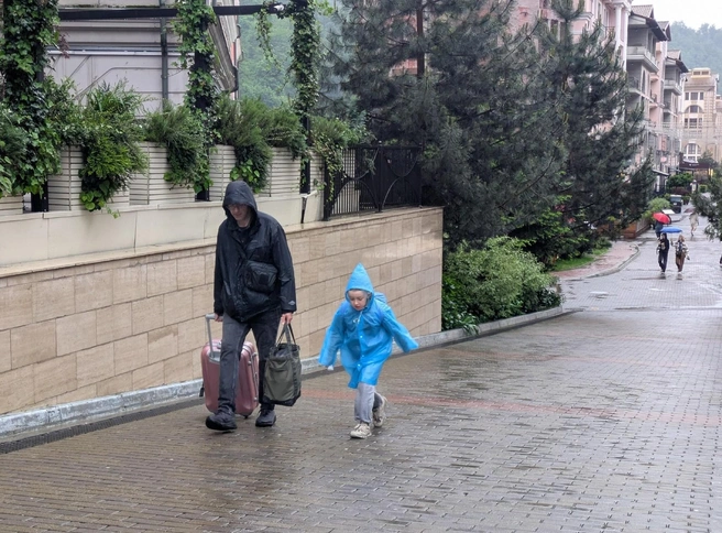 Дождевик&nbsp;на ребенка&nbsp;— и вперед. Настоящие туристы не сдаются | Источник: SOCHI1.RU