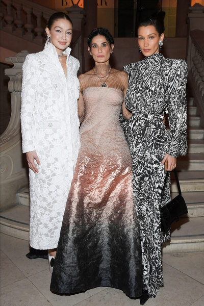 «Просроченная принцесса» Деми Мур и Наташа Поли в «съехавшем» жакете: звезды посетили модную выставку в Париже