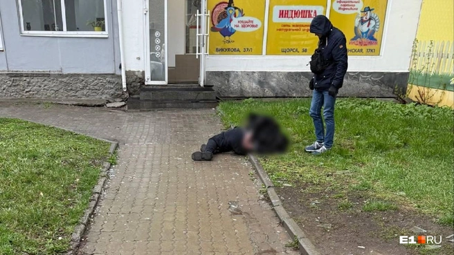Подозреваемый пытался сбежать от силовиков через окно | Источник: читатель E1.RU