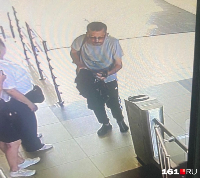 на вокзале отец Анастасии попал на камеры  | Источник: читательница 161.RU