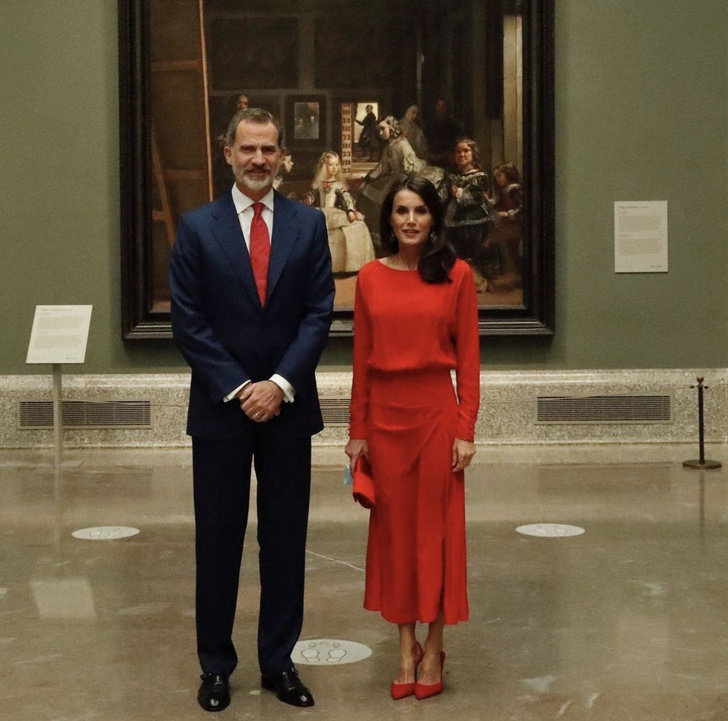 Объект культа: королева Летиция в новом совершенном красном платье из мокрого шелка