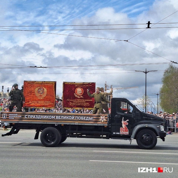 В параде принимали участие более 10 образцов военной техники | Источник: Юлия Дёмина / IZH1.RU