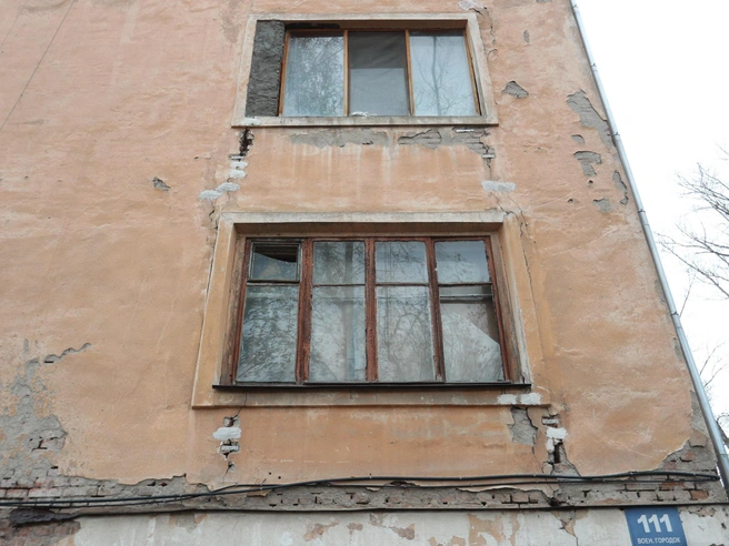 Окна в некоторых квартирах выбиты, что усиливает опасения жителей по поводу мародеров. | Источник: Андрей Бортко / NGS.RU