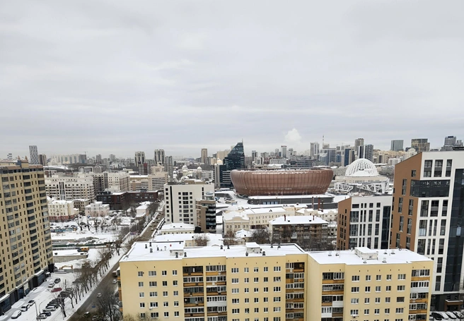 Из окна видно ледовую арену, где скоро пройдут первые матчи, и набережную, где будет приятно гулять  | Источник: корпорации «Маяк»