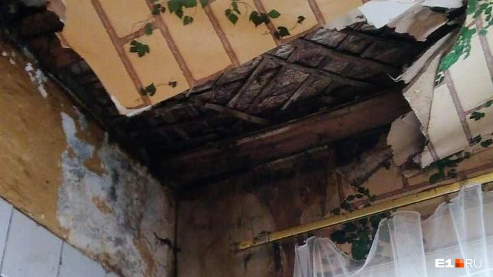 Дом построен больше 80 лет назад и потихоньку разваливается | Источник: читательница E1.RU