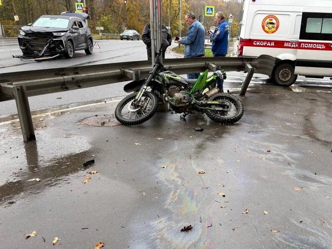 Подросток на байке решил, что он пешеход, и попал под машину в Красном Селе | Источник: Транспортный КОЛЛАПС, Красное Село.