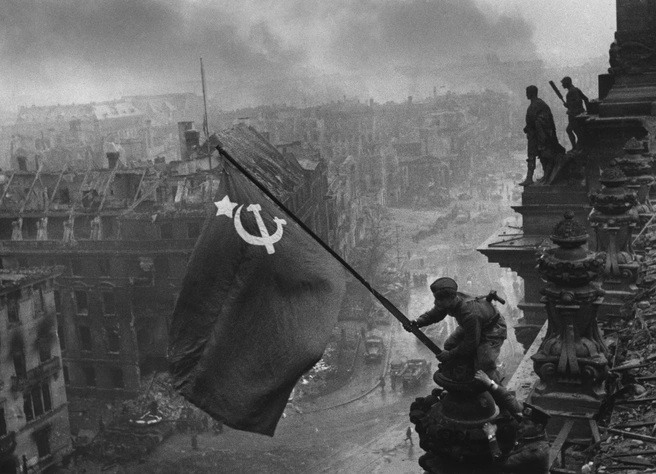 Фотография «Знамя победы над Рейхстагом» стала символом триумфа СССР в Великой Отечественной | Источник: Фотоархив ТАСС