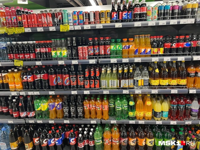После ухода иностранных брендов газированных напитков полки в магазинах заполнились аналогами | Источник: Мария Путинцева / MSK1.RU