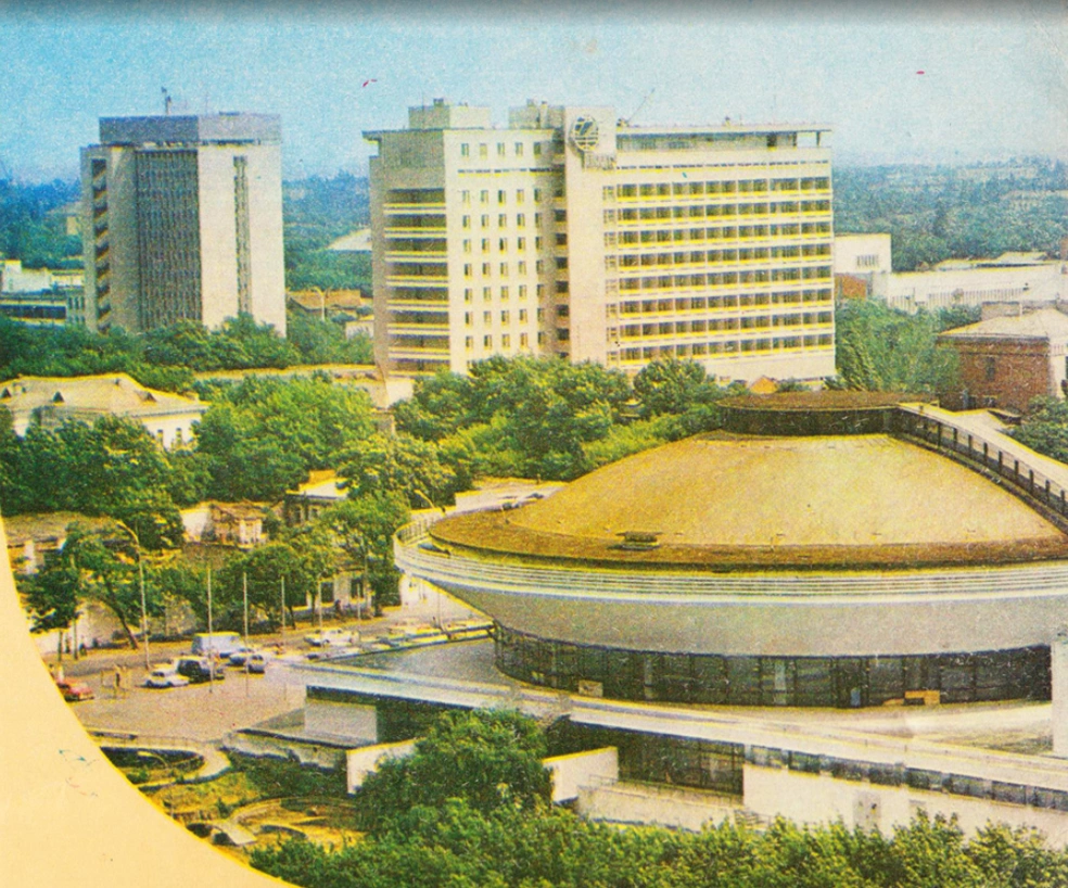 Вид на цирк и гостиницу «Интурист» (сейчас&nbsp;— Crowne Plaza) | Источник: Фото А.&nbsp;Н.&nbsp;Зотова, «Гостеприимный Краснодар», 1983 год